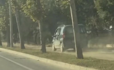 Bursa'da aracını kaldırımdan s&uuml;rd&uuml;