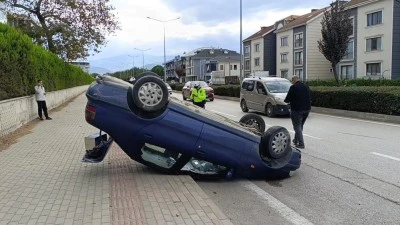 Bursa'da aracıyla d&uuml;z yolda takla attı
