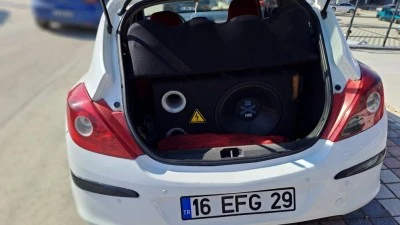 Bursa'da aracıyla y&uuml;ksek sesle m&uuml;zik dinleyen s&uuml;r&uuml;c&uuml; zamlı cezayı yedi 