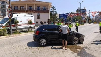 Bursa'da ara&ccedil;lar kafa kafaya &ccedil;arpıştı: 4 yaralı