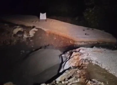 Bursa'da aşırı yağışlar bir k&ouml;pr&uuml;y&uuml; &ccedil;&ouml;kertti