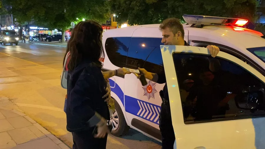 Bursa'da ATM'de unutulan parayı saniyesinde polise teslim etti