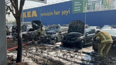 Bursa'da AVM'de korku dolu anlar: 6 ara&ccedil; tamamen yandı 