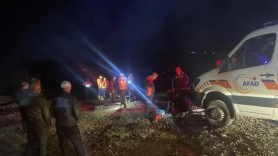 Bursa'da baraj kapakları a&ccedil;ıldı, 4 kişi dere yatağında mahsur kaldı