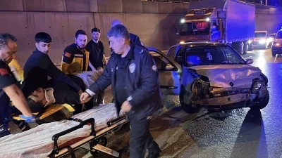 Bursa'da bariyerlere &ccedil;arpan otomobilin s&uuml;r&uuml;c&uuml;s&uuml; yaralandı
