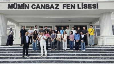 Bursa'da başarılı &ouml;ğrencilere okullarının ilk g&uuml;n&uuml;nde tablet ve telefon s&uuml;rprizi