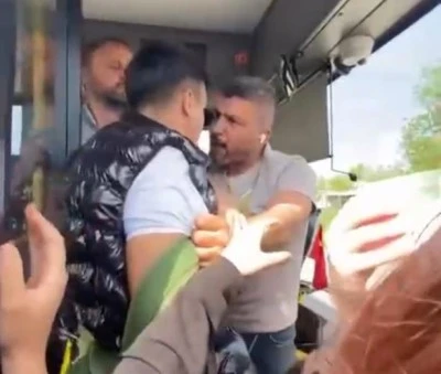 Bursa'da belediye otob&uuml;s&uuml;nde lise &ouml;ğrencisiyle şof&ouml;r arasında gergin anlar