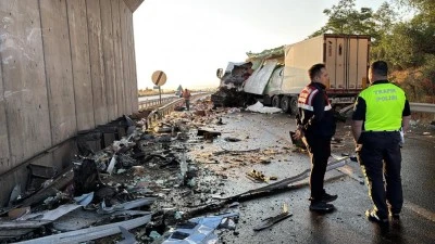 Bursa'da beton bariyere &ccedil;arpan kamyon s&uuml;r&uuml;c&uuml;s&uuml; hayatını kaybetti