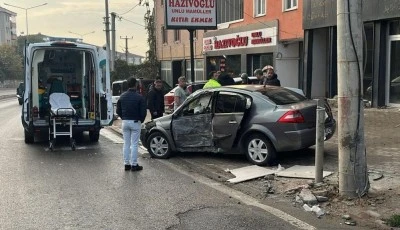 Bursa'da beton direğe &ccedil;arpan otomobil s&uuml;r&uuml;c&uuml;s&uuml; yaralandı