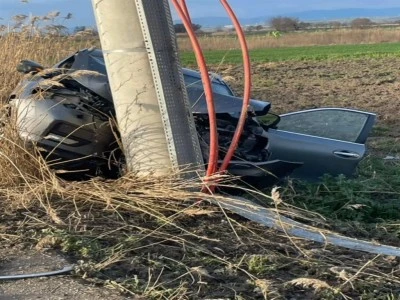 Bursa'da beton direğe dalan s&uuml;r&uuml;c&uuml; ağır yaralandı