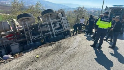 Bursa'da beton mikseri şarampole yuvarlandı