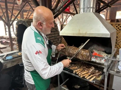 Bursa'da bin yıllık yemek k&uuml;lt&uuml;r&uuml;n&uuml; 400 yıllık hana taşıdılar