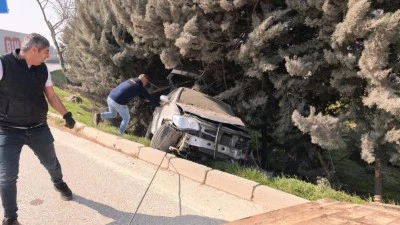 Bursa'da bir ara&ccedil; sıkıştırdı diğer ara&ccedil; ağa&ccedil;lık alana u&ccedil;tu!