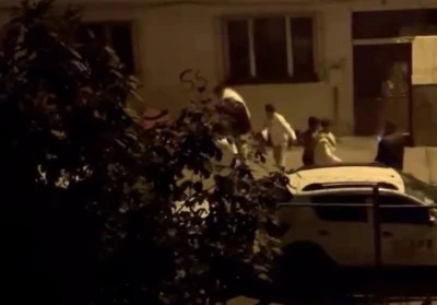 Bursa'da bir grup gen&ccedil; aralarına aldıkları kişiyi tekme tokat d&ouml;vd&uuml;