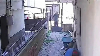 Bursa'da bir hurdacı g&uuml;peg&uuml;nd&uuml;z evin demir kapısını g&ouml;t&uuml;rd&uuml;