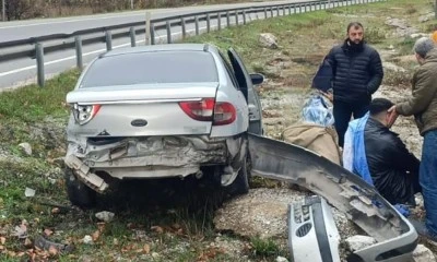 Bursa'da bir otomobil bariyerlere girdi: 2 yaralı! 