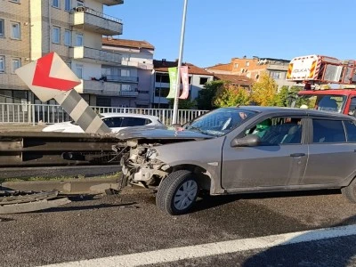 Bursa'da bir otomobil bariyerlere saplandı: 2 yaralı