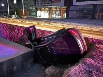 Bursa'da bir otomobil &uuml;st ge&ccedil;it inşaatına d&uuml;şt&uuml;: 4 kişi yaralandı