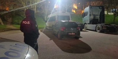 Bursa'da bir otoparkta bı&ccedil;aklar konuştu: 2 yaralı