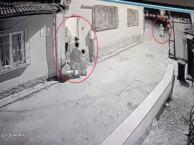 Bursa'da bir palya&ccedil;o elindeki bı&ccedil;akla &ccedil;ocukları kovaladı