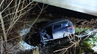 Bursa'da buzlanma nedeniyle kontrolden &ccedil;ıkan ara&ccedil; dereye u&ccedil;tu