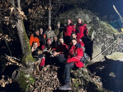 Bursa'da &ccedil;akal ininde mahsur kalan 2 k&ouml;pek 7 saatte kurtarıldı