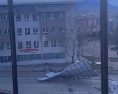 Bursa'da caminin &ccedil;atısı u&ccedil;tu, yol kapandı