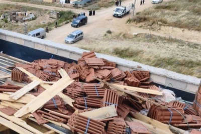 Bursa'da &ccedil;atıda devrilen kiremitlerin altında kalan 2 iş&ccedil;i yaralandı