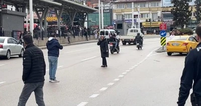 Bursa'da &ccedil;ocuğunu g&ouml;remeyen kadın boğazına bı&ccedil;ak dayayarak Kent Meydanı trafiğini kilitledi