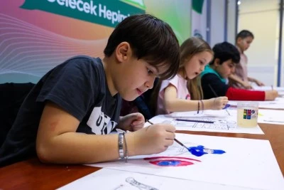 Bursa'da &ccedil;ocuklar bir g&uuml;nl&uuml;ğ&uuml;ne ressam oldu