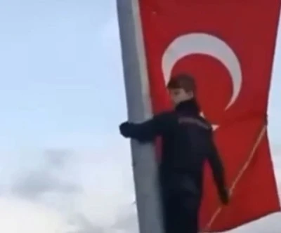 Bursa'da &ccedil;ocukların bayrak hassasiyeti duygulandırdı.. Direğe b&ouml;yle tırmandılar