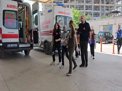 Bursa'da &ccedil;ok sayıda &ouml;ğrenci zehirlenme ş&uuml;phesiyle hastaneye kaldırıldı
