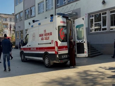 Bursa'da &ccedil;ok sayıda &ouml;ğrenci zehirlenme ş&uuml;phesiyle hastaneye kaldırıldı
