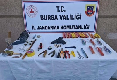 Bursa'da defineciler el yapımı bombalarla yakalandı 