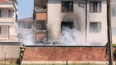Bursa'da depoda &ccedil;ıkan yangın apartmanı yakıyordu