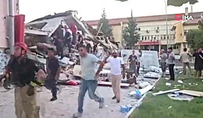 Sındırgı'da 6,1 b&uuml;y&uuml;kl&uuml;ğ&uuml;nde deprem; yıkılan binalar var!