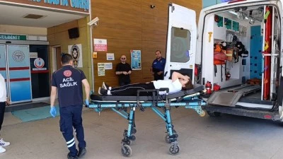 Bursa'da devrilen elektrikli motosikletteki 3 kişi yaralandı