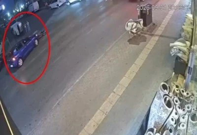 Bursa'da devrilen motosiklet otomobile &ccedil;arptı; motokurye yaralandı