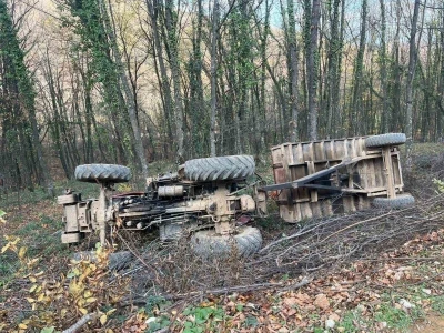 Bursa&rsquo;da devrilen trakt&ouml;rdeki 2 kişi yaralandı