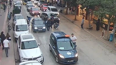 Bursa'da direksiyon başında kalp krizi ge&ccedil;iren s&uuml;r&uuml;c&uuml;y&uuml; zabıtalar kurtardı