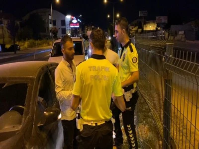 Bursa'da direksiyon başında sızan alkoll&uuml; s&uuml;r&uuml;c&uuml; aracı kendisinin kullanmadığını iddia etti