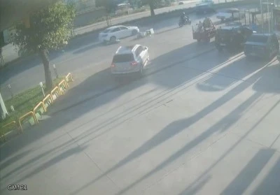 Bursa'da direksiyon hakimiyetini kaybeden motosiklet otomobile &ccedil;arptı