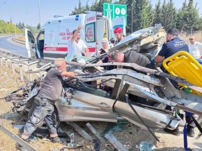 Bursa'da direksiyon hakimiyetini kaybeden otomobil bariyere girdi