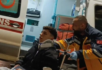  Bursa'da direksiyon hakimiyetini kaybeden s&uuml;r&uuml;c&uuml; direğe &ccedil;arptı