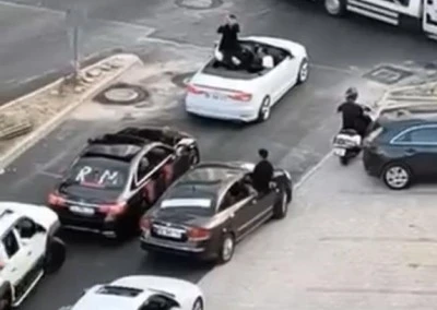 Bursa'da d&uuml;ğ&uuml;n konvoyu yolu trafiğe kapattı