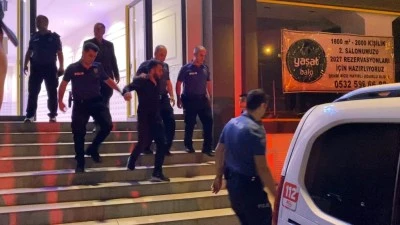 Bursa'da d&uuml;ğ&uuml;nde &ccedil;alınan şarkıyı beğenmeyen iki grup arası bı&ccedil;aklı kavga: 3 yaralı