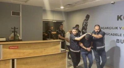 Bursa'da durdurulan ara&ccedil;ta 2 adet el bombası bulundu