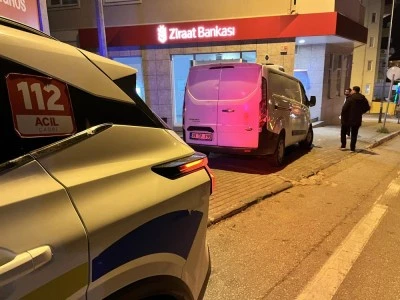 Bursa'da el freni boşalan minib&uuml;s bankaya daldı