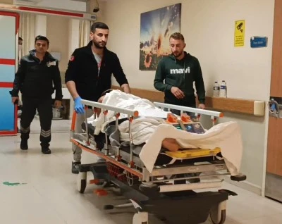 Bursa'da elektrik direğinden d&uuml;şen 2 tekniker yaralandı