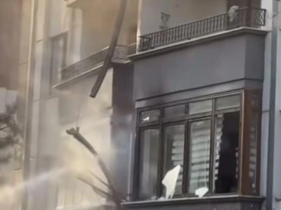 Bursa'da elektrikli ara&ccedil; şarj istasyonunda &ccedil;ıkan yangın daireye sı&ccedil;radı
